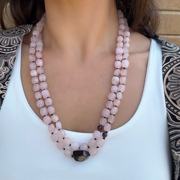 سبحة 66 من احجار الروز كوارتز الطبيعى  مع مزيج 3 احجار من الجرنت الطبيعى