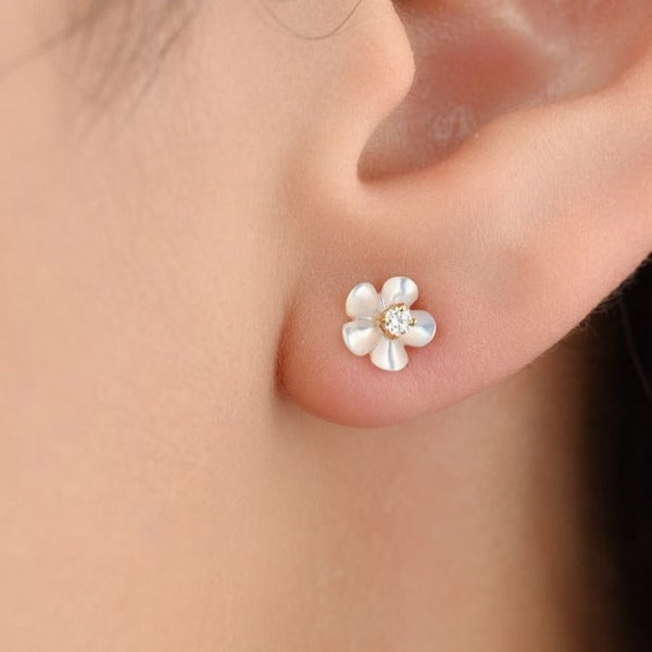 Simple flower shaped stud diamond In 18k Yellow gold - S-E606S