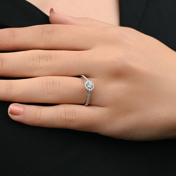 A double layered diamond ring in 18k white gold