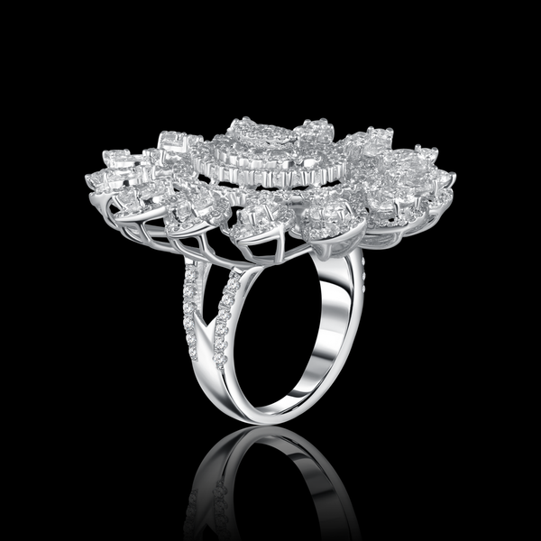 A statement ring embellished with round and marquise stones Statement jewelry / I-R40
